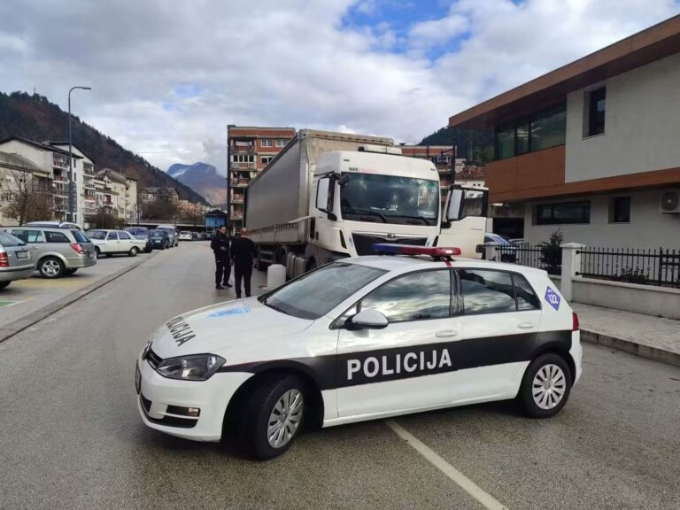 Havarija u Konjicu: Izlila se nafta iz kamiona u centru grada, saobraćaj potpuno obustavljen