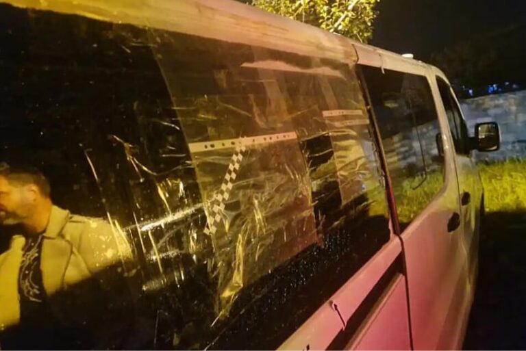 Huligani u Crnoj Gori napali hrvatske navijače, prepriječili im put pa šipkama razbijali vozila