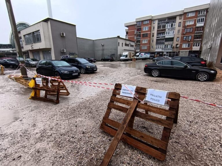 Ko u Živinicama zarađuje ogromne pare na nelegalnom parkingu?