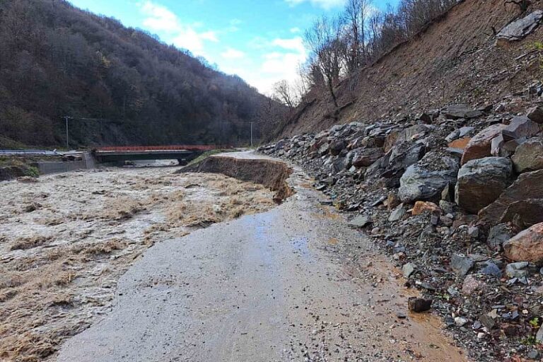 Kritično na području Konjica: Voda odnijela put, potporni zid nikada nije ni izgrađen