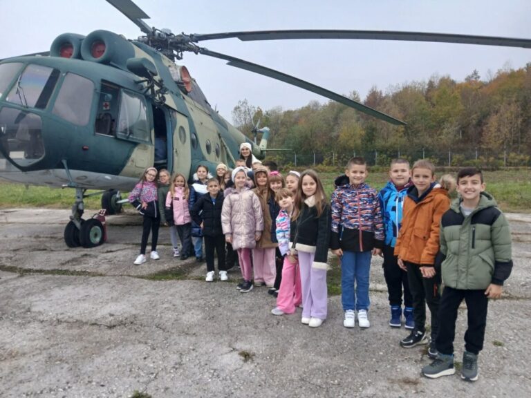 Mališani imali priliku pogledati vojne helikoptere OS BiH