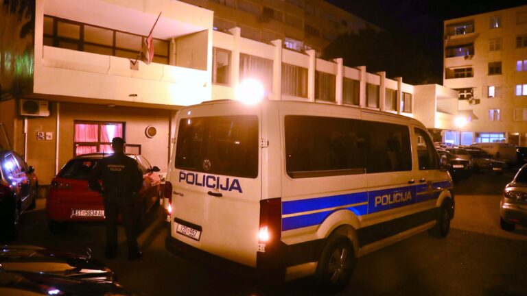 Maskirani huligani prekinuli Dan srpske kulture u Splitu, uzvikivali “Za dom spremni”