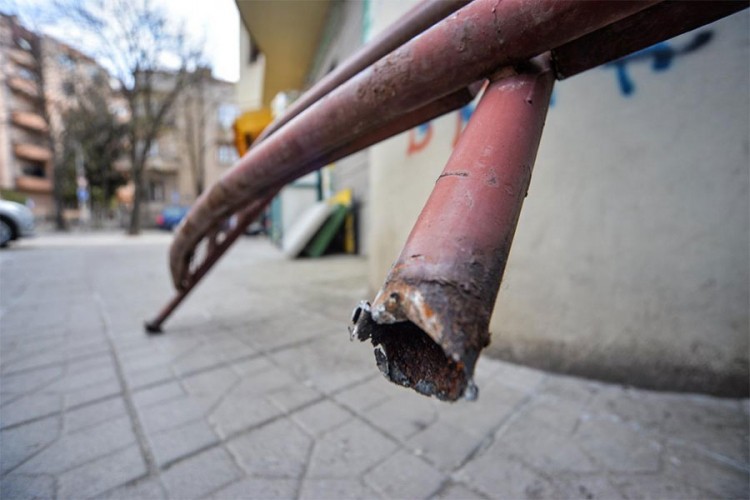 Metalna ograda pala na majku i dijete na putu do škole