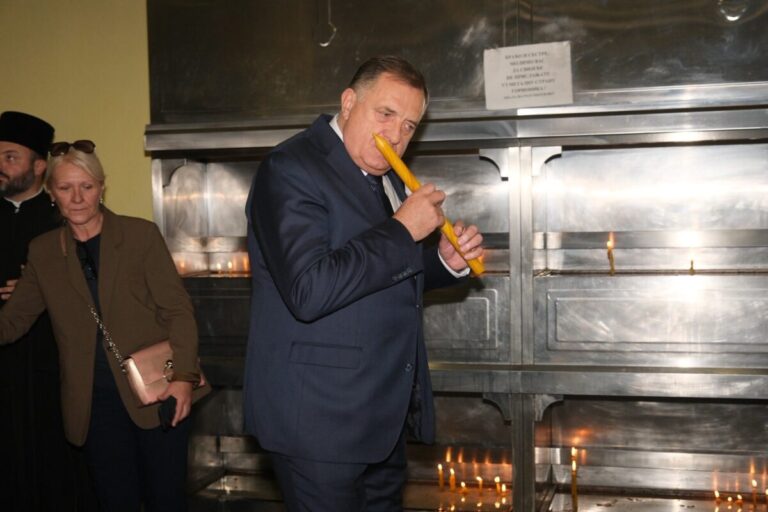 Milorad Dodik zapalio svijeće za 16 žrtava pada nadstrešnice u Novom Sadu