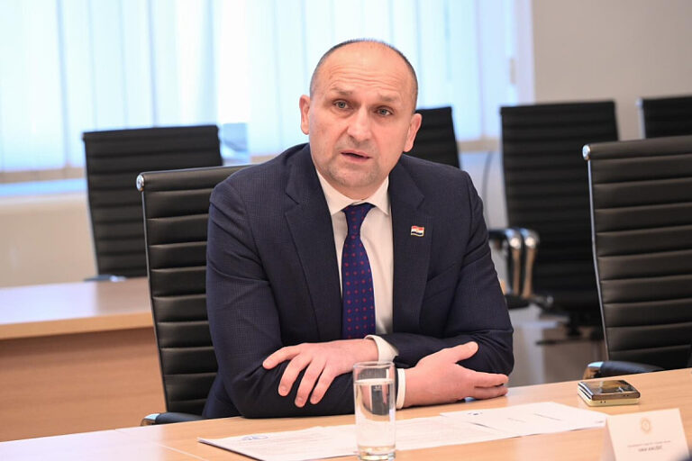 Ministar odbrane Hrvatske “glumi” Hegsetha: Nema duge kose i brade u vojsci, nije ovo ekskurzija