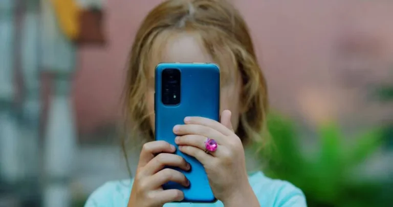 U osnovnim školama zabranjeni mobiteli. Macron: Zabranit ćemo i u srednjim