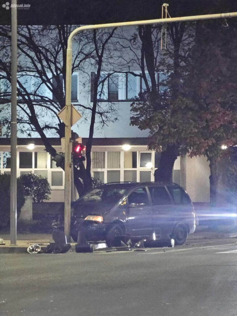 Mostar: Automobilom se zabio u semafor