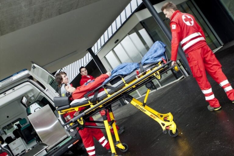 Motocikl se zabio u kombi državljanke BiH, vozač iz Austrije teško povrijeđen