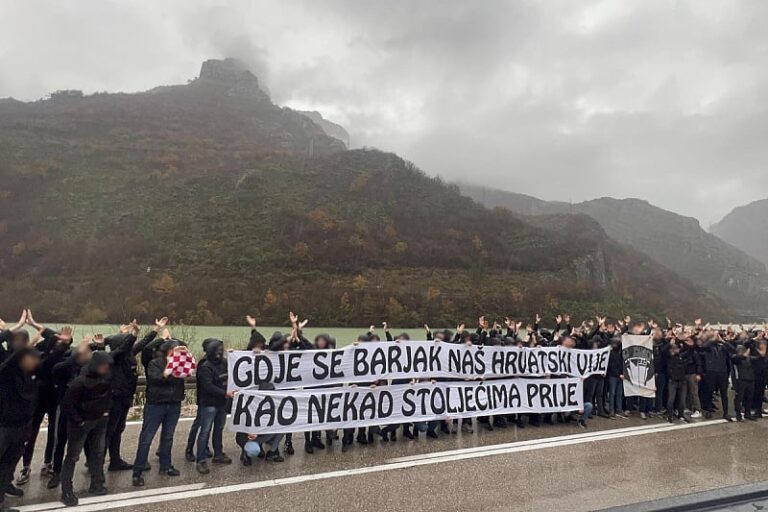 Navijači Zrinjskog zaustavljeni na ulazu u Sarajevo, istakli su provokativan transparent