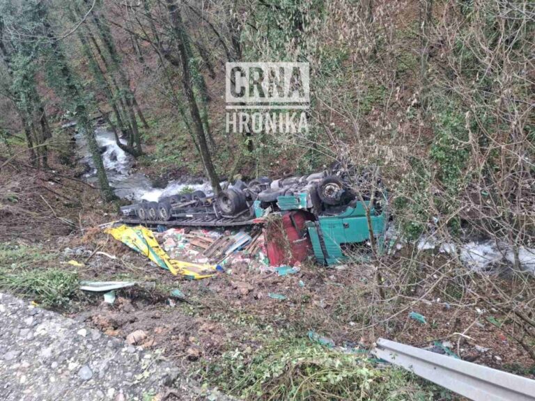 NESREĆA: Kamion završio u provaliji, vozač prošao s lakšim povredama