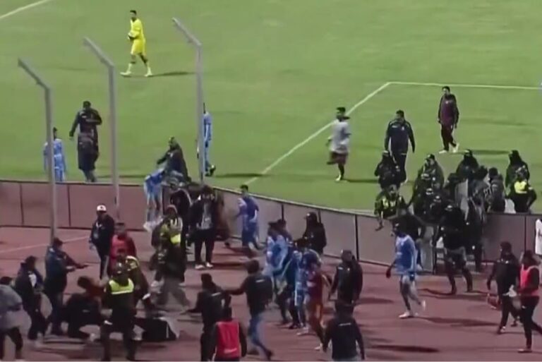 Nezapamćen haos na nogometnom terenu završio sa 17 crvenih, policija suzavcem rastjerala igrače