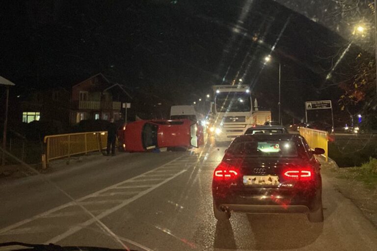 Nezgoda kod Laktaša: Automobil se prevrnuo na mostu