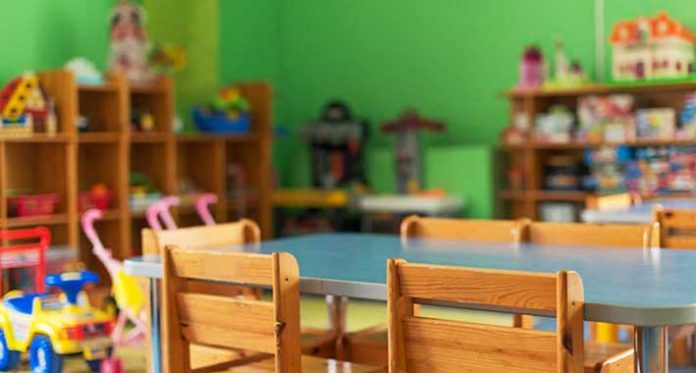 Odgajateljica u vrtiću kutijom pogodila dijete (6) u glavu