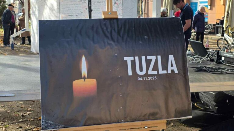 Počeli protesti u Tuzli: Građani se okupljaju