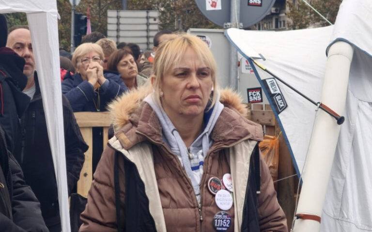 Pogoršalo se stanje Dijane Hrke: Majka poginulog mladića hospitalizovana nakon 14 dana štrajka glađu