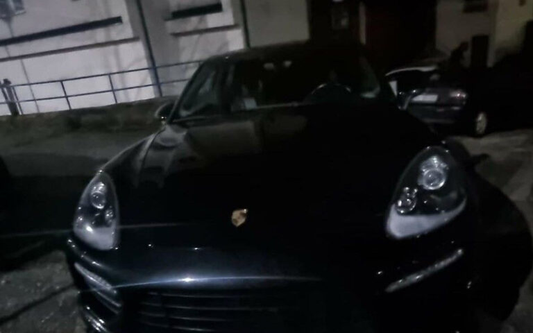 Policija u akciji: Od mladića (19) oduzet Porsche, kod maloljetnika pronađen pištolj