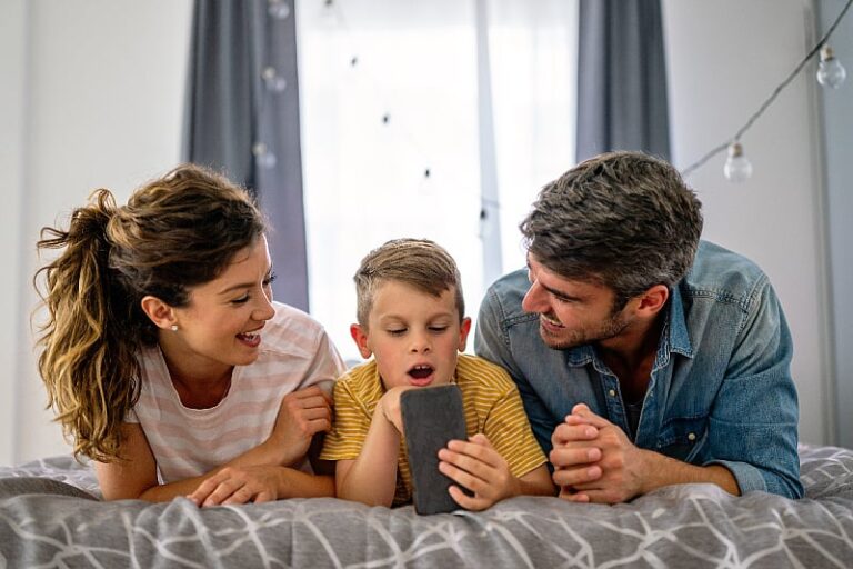 Psihologinja kaže da trebate napraviti dvije stvari prije nego dopustite djeci korištenje telefona