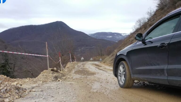 Put do Šćepan Polja: Rupa na rupi, strah u kostima