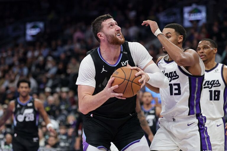 Razigranog Nurkića milimetri dijelili od triple-doublea, asistirao je u Jokićevom stilu