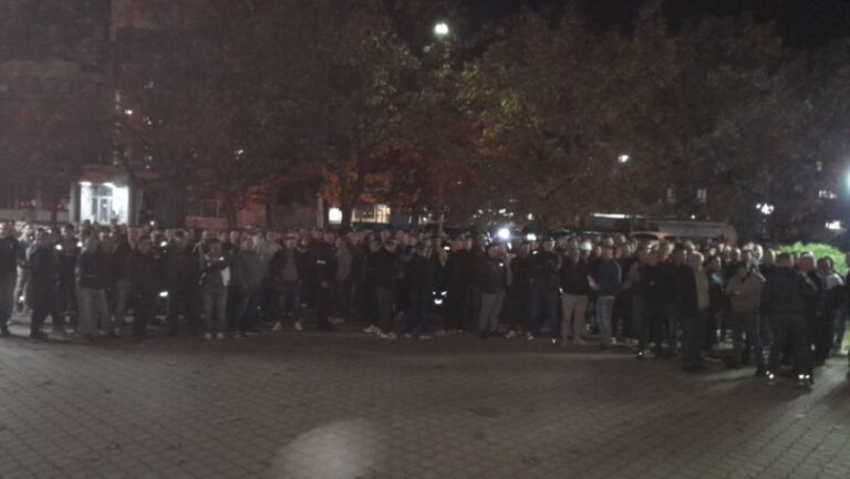 Rudari u Ugljeviku večeras na ulici, član Socijalističke partije im pokazao srednji prst