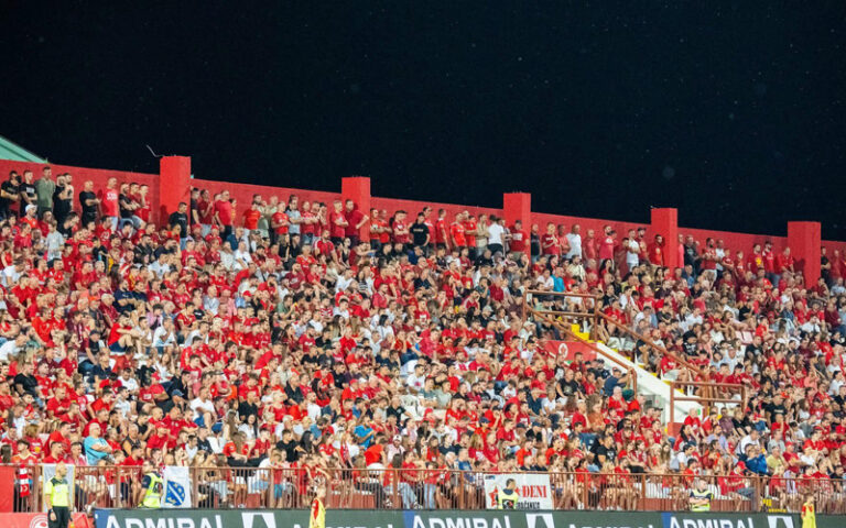 Sa razglasa puštena pjesma, svi navijači Veleža uglas pjevali: “Ja pogođen nisam ni umro, ni pao”