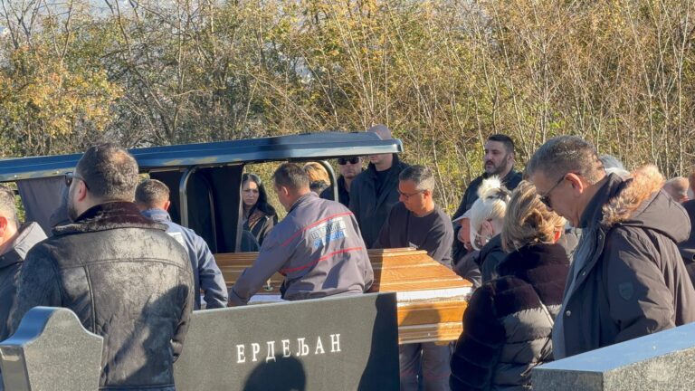 Sahranjen otac Marije Šerifović: Verica se ne odvaja od nje, utučene stoje pored groba