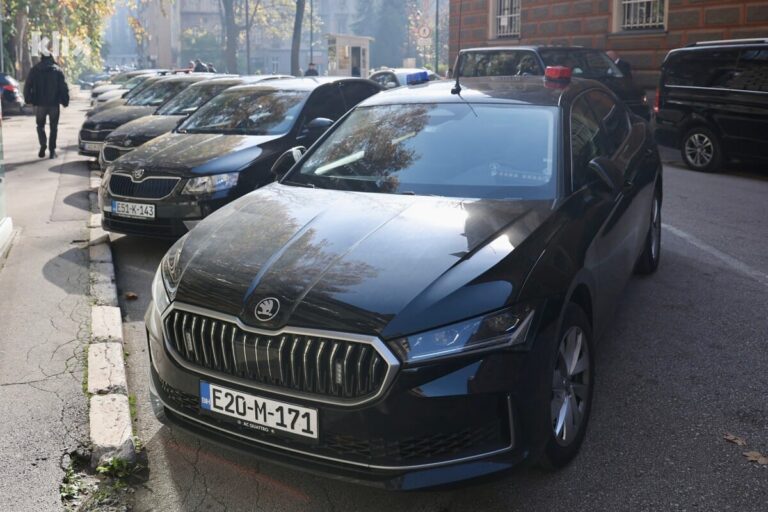 Službena vozila parkirana iza Predsjedništva BiH i dalje na ljetnim gumama