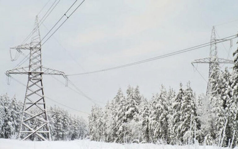 Snijeg i kvarovi ostavili bez struje sela i više opština