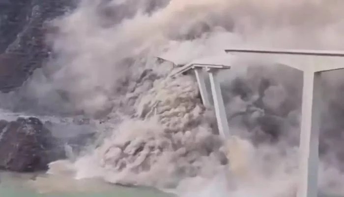 Srušio se tek otvoreni most u Kini: 758-metarski Hongqi pao nakon klizišta