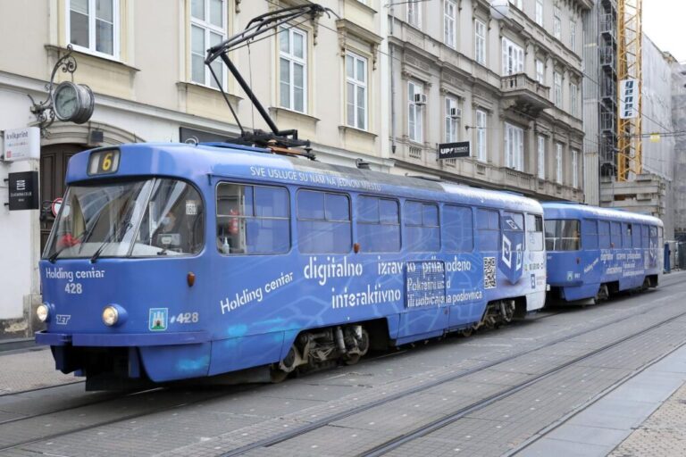 Stao tramvajski saobraćaj: Žena ostavila auto na šinama i otišla u mesnicu