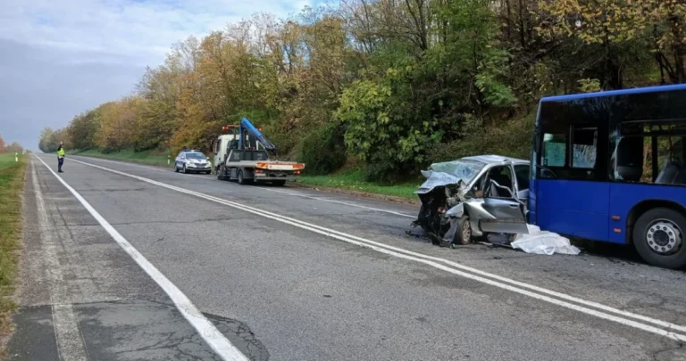 Stravična nesreća: U sudaru autobusa i Citroena poginuo vozač automobila