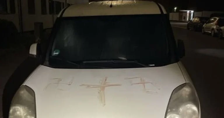 Svastike iscrtane krvlju: Oko 50 vozila osvanulo je išarano zastrašujućim simbolima