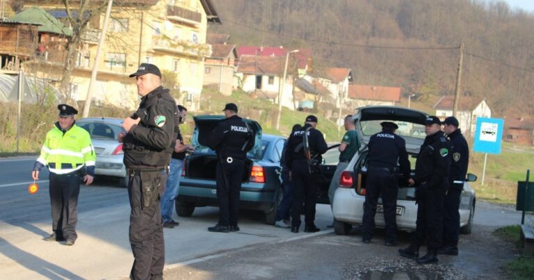 Tri osobe prevezene u bolnicu nakon saobraćajne nesreće kod Gračanice