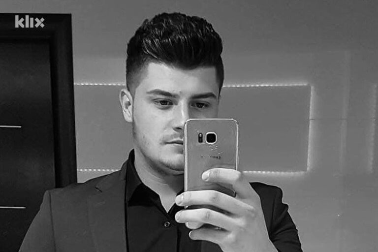 Tuga u BiH: Građani se opraštaju od mladog policajca Kenana Djedovića (27) koji je pronađen mrtav u autu