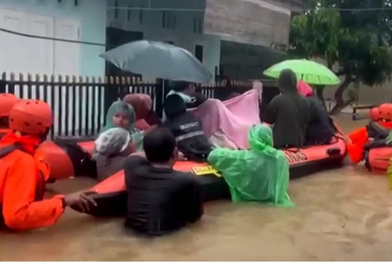 U poplavama u Indoneziji poginulo osam osoba, više od 2.000 raseljenih