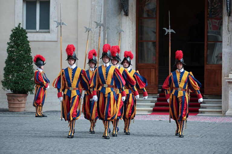 Vatikan: Pokrenuta istraga nakon što je pripadnik Švicarske garde navodno pljunuo prema dvije Jevrejke