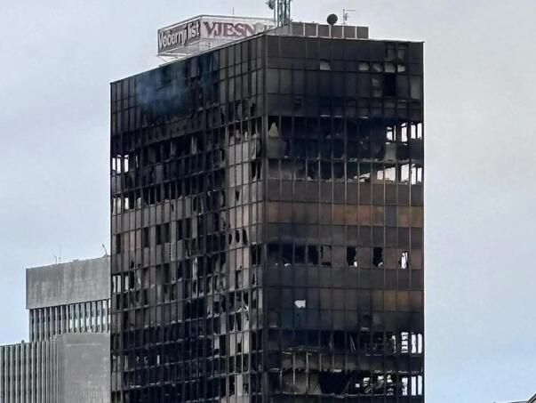 Vatrogasci čekaju odluku statičara za nastavak gašenja Vjesnikovog nebodera u Zagrebu