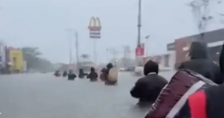 (VIDEO) Raste broj žrtava: Ogromne poplave u Aziji odnijele više od 160 života