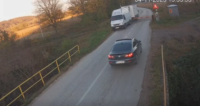 (VIDEO) Snimak iz BiH pokazuje kako se ugrožavaju životi: Vozač ignorisao rampu na prelazu