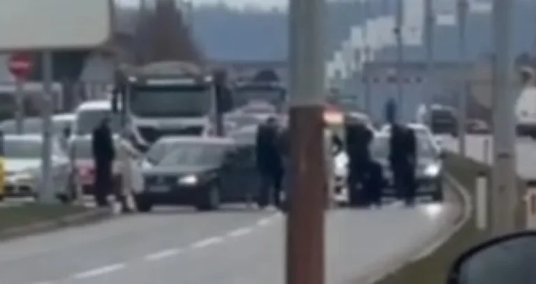 (VIDEO) Teška nesreća u bh. gradu: Jedna osoba leži na asfaltu, građani pritekli u pomoć