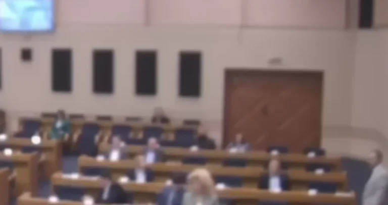 (VIDEO) “Zvat ću obezbjeđenje da vas iznese” – Nova drama u NSRS-u: Stevandić u glavnoj ulozi