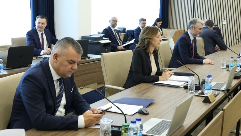 Vijeće ministara BiH usvojilo nacrt budžeta: Državni službenici će dobiti po 1.000 KM jednokratne pomoći