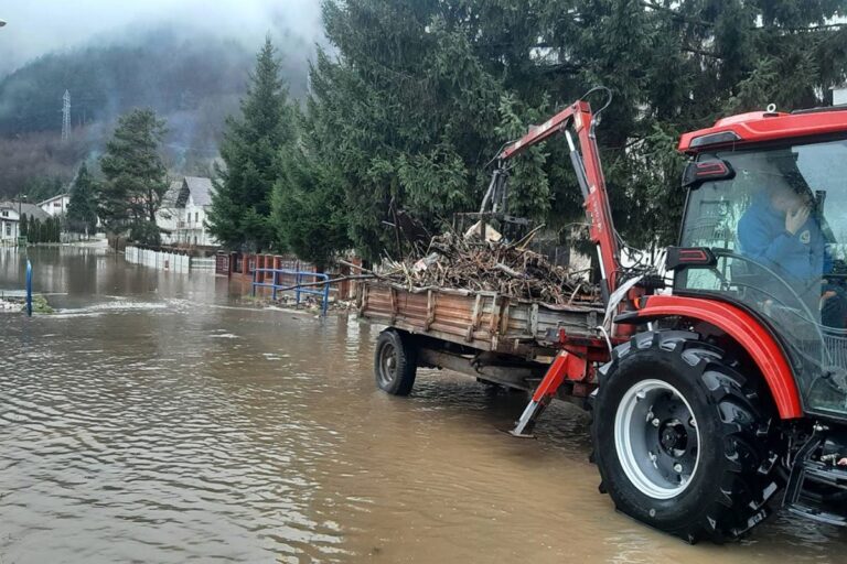 Voda nosi mostove, ljudi spašavaju kuće: Poplave i odroni prave haos širom BiH