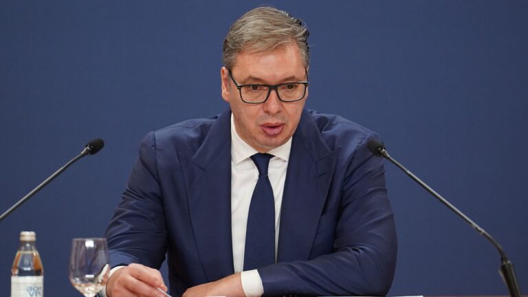 Vučić traži hitno rješenje: “Amerikanci su me upozorili da su finansijske institucije ugrožene”