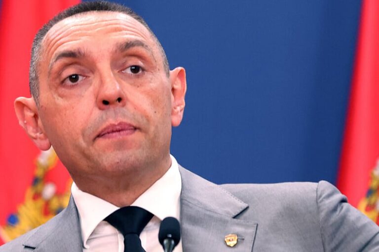 Vulin žestoko izvrijeđao studente koji su se okupili u Banjoj Luci: “Poselamio vas sve Naser Orić”