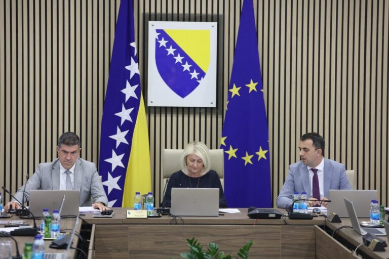 Zaposlenicima u institucijama BiH planirano po 1.000 KM pomoći