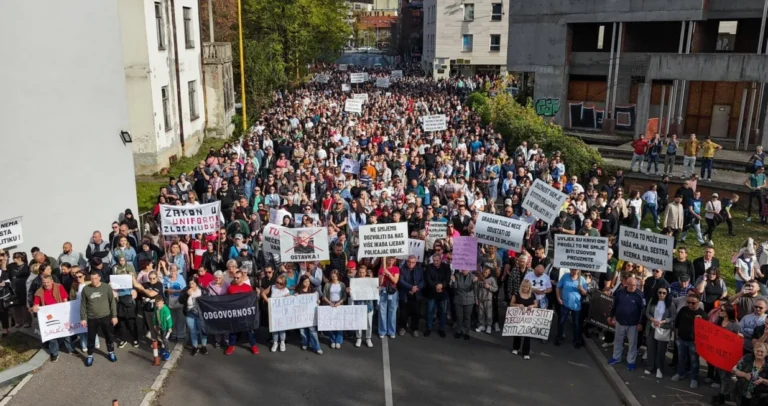 Završena protestna šetnja, ali Tuzlaci ne odustaju: Traže pravdu i odgovornost institucija