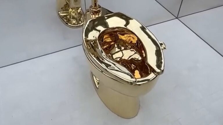 Zlatna WC šolja od 100 kilograma ide na aukciju, očekuje se da će se prodati za 10 miliona dolara