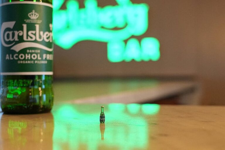 Napravljena najmanja flaša bezalkoholnog piva na svijetu: Mala kao zrno riže i sadrži jednu kap pića