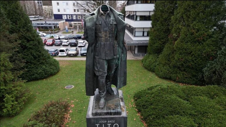 Odrubljena glava sa spomenika Titu